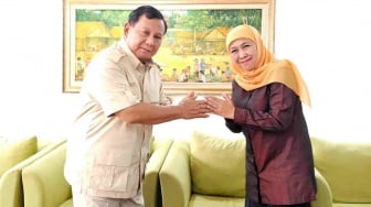 Ketemu di Bandara, Khofifah Ucapkan Selamat ke Prabowo: Jangan Lupakan Jawa Timur