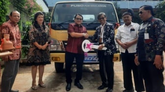 KTB Kembali Donasikan Truk Mitsubishi Fuso Canter Euro 4 ke Sekolah, Kini Giliran SMK di Palembang