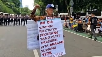 Viral Video Kakek Suwono Deklarasikan Diri sebagai Presiden RI di Depan Gedung KPU