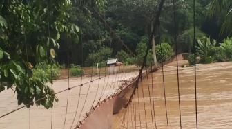 Tragis! 15 Anak Hanyut Terbawa Arus Banjir Karena Bermain di Jembatan Gantung