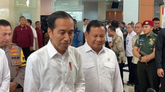 Jokowi dan Prabowo Kompak Pakai Kemeja Putih Resmikan RS Pertahanan