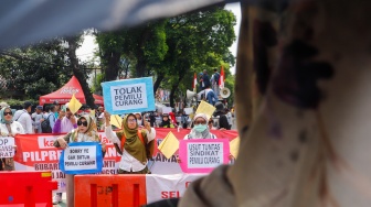 Massa yang tergabung dalam Gerakan Masyarakat Sipil Selamatkan Demokrasi Indonesia menggelar aksi di depan Gedung Komisi Pemilihan Umum (KPU) RI, Jakarta, Senin (19/2/2024). [Suara.com/Alfian Winanto]