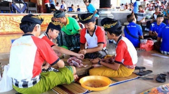 Uniknya Tradisi Mebat, Kaum Pria Bersatu dalam Memasak untuk Upacara Adat