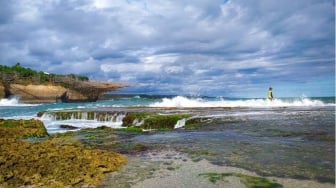 Kunjungi Pantai Cicaladi, Wisata Gratis dengan Keganasan Ombak di Sukabumi