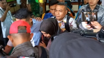 Usai Sidang Mediasi dengan Teuku Ryan, Ria Ricis Bungkam dan Menunduk