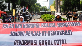 Massa yang tergabung dalam Gerakan Masyarakat Sipil Selamatkan Demokrasi Indonesia menggelar aksi di depan Gedung Komisi Pemilihan Umum (KPU) RI, Jakarta, Senin (19/2/2024). [Suara.com/Alfian Winanto]