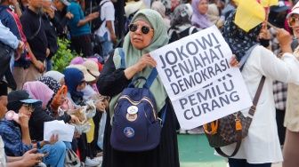 Massa yang tergabung dalam Gerakan Masyarakat Sipil Selamatkan Demokrasi Indonesia menggelar aksi di depan Gedung Komisi Pemilihan Umum (KPU) RI, Jakarta, Senin (19/2/2024). [Suara.com/Alfian Winanto]