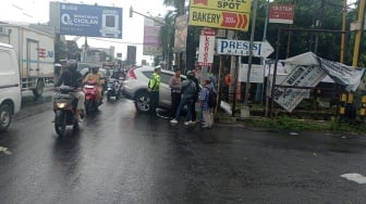 Diduga Hilang Konsentrasi, Sebuah Mobil di Sleman Terperosok ke Selokan Maratam