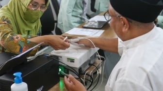 Warga menjalani tes heart rate variability (HRV) untuk mengetahui kondisi kesehatan mental di RSUD Tamansari, Jakarta, Selasa (20/2/2024). [Suara.com/Alfian Winanto]