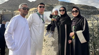 Gak Sibuk Posting-Posting, Adab Keluarga Nikita Willy saat Umrah Banjir Pujian: Ini Baru Orang Kaya