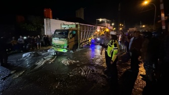 Truk Bawa Ampas Ubi di Tebing Tinggi Dihantam Kereta Api Gegara Ban Nyangkut