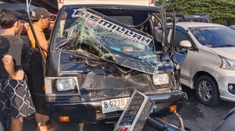 Truk Berhenti di Lampu Merah Daan Mogot Diseruduk Mobil Boks Ngebut, Keduanya Ringsek