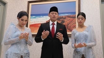 Potret Cantiknya Annisa Pohan dan Almira Pakai Kebaya Biru Dampingi AHY Dilantik Jadi Menteri