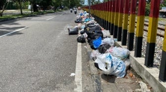 Sampah Berserakan di Pinggir Jalan Kota Padang, DLH Klaim Petugas Telat Jemput