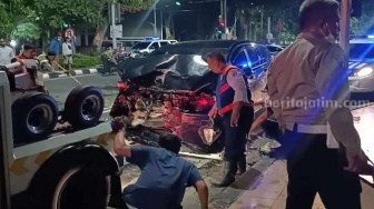 Ngeri! Tabrak Penjual Kacang, Pengendara Innova Kabur Hantam 2 Mobil Lain di Surabaya