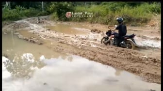 Begini Penampakan Salah Satu Jalan di Landak, Warga Dibikin Mandi Lumpur