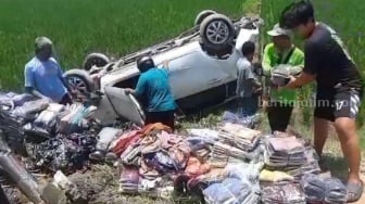 Mobil Terbalik Usai Diseruduk Bus Sugeng Rahayu di Ngawi, Begini Kondisi Pengendara