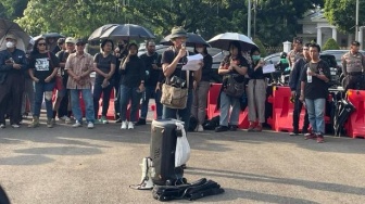 Orasi di Kamisan, Fotografer Senior Kecam Keras Darwis Triadi: Dia Bodoh dan Sombong!