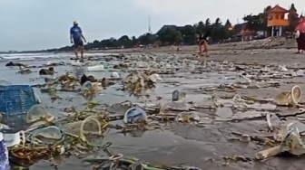 Waduh, Pantai Kuta Dipenuhi Sampah Plastik