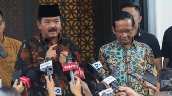 Menteri Koordinator Politik, Hukum dan Keamanan (Menko Polhukam) Hadi Tjahjanto (kiri) dan pejabat lama Menko Polhukam Mahfud MD (kanan) memberikan keterangan usai melakukan pertemuan di Jakarta, Kamis (22/2/2024). [Suara.com/Alfian Winanto]