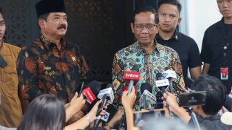 Menteri Koordinator Politik, Hukum dan Keamanan (Menko Polhukam) Hadi Tjahjanto (kiri) dan pejabat lama Menko Polhukam Mahfud MD (kanan) memberikan keterangan usai melakukan pertemuan di Jakarta, Kamis (22/2/2024). [Suara.com/Alfian Winanto]