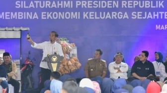 Jokowi ke Emak-emak Maros: Itu Bukan Uang Ibu, Itu Uang Kita Semua, Jangan Nengok Mau Beli