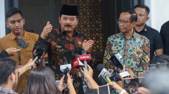 Menteri Koordinator Politik, Hukum dan Keamanan (Menko Polhukam) Hadi Tjahjanto (kiri) dan pejabat lama Menko Polhukam Mahfud MD (kanan) memberikan keterangan usai melakukan pertemuan di Jakarta, Kamis (22/2/2024). [Suara.com/Alfian Winanto]