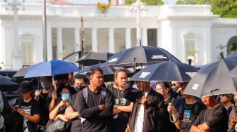 Sejumlah aktivis, akademisi, mahasiswa, dan elemen masyarakat sipil mengikuti Aksi Kamisan ke-806 di seberang Istana Merdeka, Jakarta, Kamis (22/2/2024). [Suara.com/Alfian Winanto]