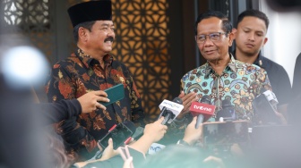 Menteri Koordinator Politik, Hukum dan Keamanan (Menko Polhukam) Hadi Tjahjanto (kiri) dan pejabat lama Menko Polhukam Mahfud MD (kanan) memberikan keterangan usai melakukan pertemuan di Jakarta, Kamis (22/2/2024). [Suara.com/Alfian Winanto]