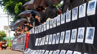 Sejumlah aktivis, akademisi, mahasiswa, dan elemen masyarakat sipil mengikuti Aksi Kamisan ke-806 di seberang Istana Merdeka, Jakarta, Kamis (22/2/2024). [Suara.com/Alfian Winanto]