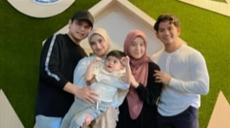 Nadya Mustika dan Rizky DA Tepergok Kenakan Baju Senada saat Sunat Anak: Kayak Pasangan Tertukar