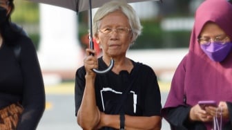 Penggerak Aksi Kamisan, Maria Catarina Sumarsih saat mengikuti Aksi Kamisan ke-806 di seberang Istana Merdeka, Jakarta, Kamis (22/2/2024). [Suara.com/Alfian Winanto]