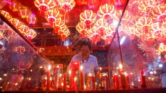 Warga keturunan Tionghoa berdoa saat perayaan Cap Go Meh di Vihara Amurva Bhumi, Jakarta, Jumat (23/2/2024). [Suara.com/Alfian Winanto]