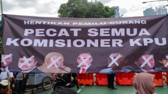 Massa yang tergabung dalam Gerakan Masyarakat Sipil Selamatkan Demokrasi Indonesia saat menggelar aksi di depan Gedung Komisi Pemilihan Umum (KPU) RI, Jakarta, Jumat (23/2/2024). [Suara.com/Alfian Winanto]