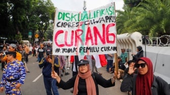 Massa yang tergabung dalam Gerakan Masyarakat Sipil Selamatkan Demokrasi Indonesia saat menggelar aksi di depan Gedung Komisi Pemilihan Umum (KPU) RI, Jakarta, Jumat (23/2/2024). [Suara.com/Alfian Winanto]