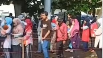 Lagi Mahal! Warga Bandung Rela Mengantri Panjang dari Pagi Biar Kebagian Beras Murah