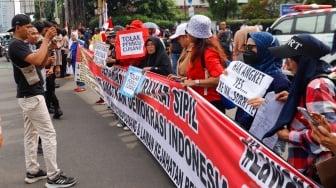 Massa yang tergabung dalam Gerakan Masyarakat Sipil Selamatkan Demokrasi Indonesia saat menggelar aksi di depan Gedung Komisi Pemilihan Umum (KPU) RI, Jakarta, Jumat (23/2/2024). [Suara.com/Alfian Winanto]