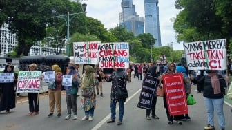 Geruduk Gedung KPU RI, Ratusan Orang Kompak Teriak Tolak Presiden Curang!