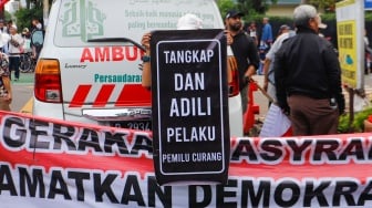 Massa yang tergabung dalam Gerakan Masyarakat Sipil Selamatkan Demokrasi Indonesia saat menggelar aksi di depan Gedung Komisi Pemilihan Umum (KPU) RI, Jakarta, Jumat (23/2/2024). [Suara.com/Alfian Winanto]