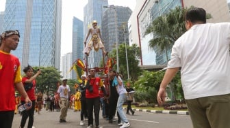 Sejumlah Seniman Budaya Tionghoa saat mengikuti kirab perayaan Cap Go Meh di Kawasan SCBD, Jakarta, Sabtu (24/2/2024). [Suara.com/Alfian Winanto]