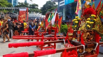 Sejumlah Seniman Budaya Tionghoa saat mengikuti perayaan Cap Go Meh di Kawasan SCBD, Jakarta, Sabtu (24/2/2024). [Suara.com/Alfian Winanto]