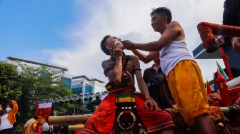 Seorang Tatung (Dukun Tionghoa) saat mengikuti kirab perayaan Cap Go Meh di Kawasan SCBD, Jakarta, Sabtu (24/2/2024). [Suara.com/Alfian Winanto]