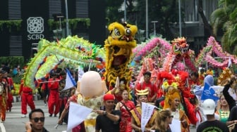 Sejumlah Seniman Budaya Tionghoa menampilkan Atraksi Liong saat kirab perayaan Cap Go Meh di Kawasan SCBD, Jakarta, Sabtu (24/2/2024). [Suara.com/Alfian Winanto]