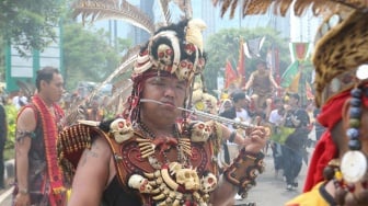 Seorang Tatung (Dukun Tionghoa) saat mengikuti kirab perayaan Cap Go Meh di Kawasan SCBD, Jakarta, Sabtu (24/2/2024). [Suara.com/Alfian Winanto]