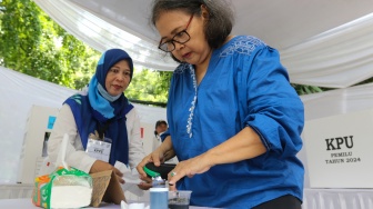 Warga melakukan pencoblosan surat suara ulang di TPS 043, Menteng, Jakarta, Sabtu (24/2/2024). [Suara.com/Alfian Winanto]