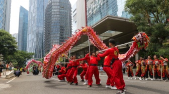 Sejumlah Seniman Budaya Tionghoa menampilkan Atraksi Liong saat kirab perayaan Cap Go Meh di Kawasan SCBD, Jakarta, Sabtu (24/2/2024). [Suara.com/Alfian Winanto]