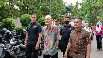 Momen Wapres Ke-6 Try Sutrisno Ikut Antre Nyoblos Ulang Di TPS 043 Menteng