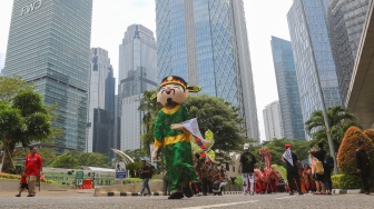 Sejumlah Seniman Budaya Tionghoa saat mengikuti kirab perayaan Cap Go Meh di Kawasan SCBD, Jakarta, Sabtu (24/2/2024). [Suara.com/Alfian Winanto]