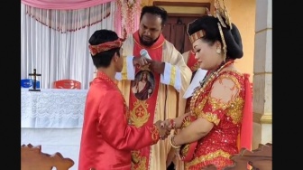 Momen Pemberkatan Nikah Pasangan Tuna Rungu Wicara di Toraja Bikin Haru