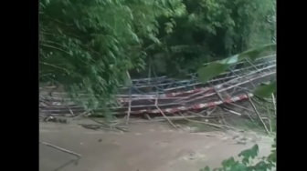 Detik-detik Jembatan Darurat di Kademangan Blitar 'Lenyap' Diterjang Banjir